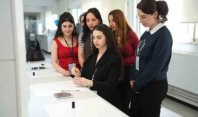 Geleceğin diş hekimleri ve eczacıları sektörün nabzını tuttu