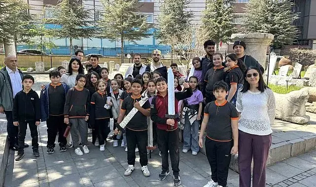 Üniversite öğrencilerinin yazıp sahnelediği oyun, miniklerden büyük alkış topladı