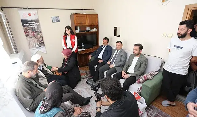Yaşlıların ayağına doktor, berber ve tesisatçı gitti, dünyalar onların oldu
