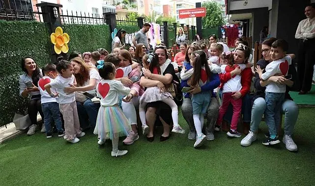 Miniklerden annelerine duygu dolu sürpriz