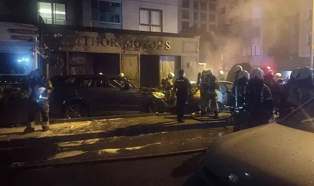Kadıköy'de galeri önündeki park halindeki araçlar alev alev yandı