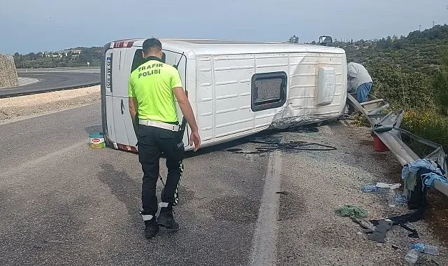 Otomobille çarpışan yolcu minibüsü yan yattı: 10 yaralı