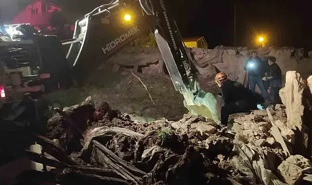 Sivas'ta çatısı çöken ağıldaki 13 küçükbaş telef oldu