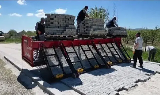 Çivril Belediyesi envanterine parke taşı serme makinesiyle genişletti