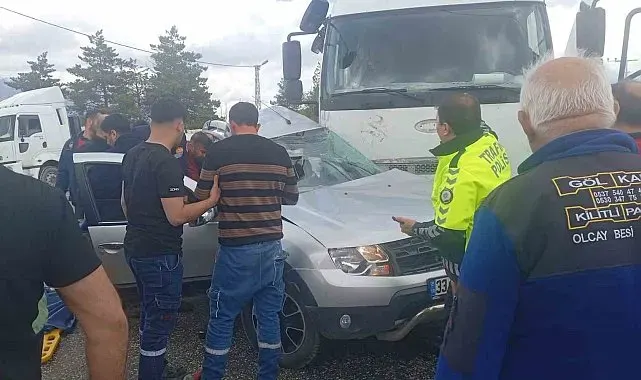 Kamyon ile otomobil çarpıştı: 1 ölü