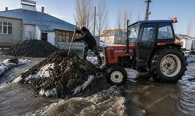 Ağrı'da köylüler sel sularına traktörlerle müdahale etti