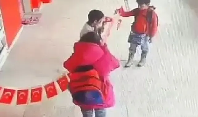 Erzurum'dan yürekleri ısıtan görüntüler: Minikler yere düşen bayrağı asmak için seferber oldular