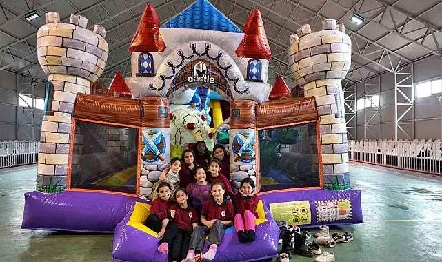 Köy çocukları için şişme oyun parkı kuruldu
