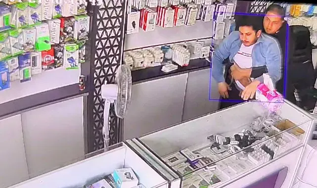 İnternetten öğrendiği Heimlich manevrasıyla arkadaşını hayata tutundurdu
