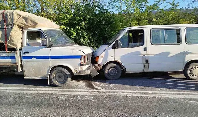 İki araç kafa kafaya çarpıştı, 1 yaralı