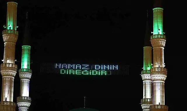 Iğdır Merkez Ulu Camii'ne dijital mahya asıldı