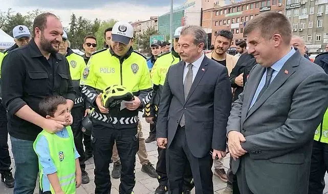 Kırıkkale'de motosiklet kazası geçiren sürücülere kask hediye edildi