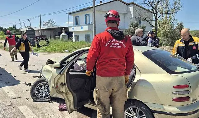 Balıkesir'de otomobiller çarpıştı: 3'ü ağır 6 yaralı