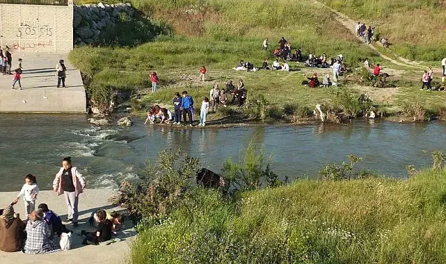Balıkesir'de vatandaşlar Hıdırellez'i dilek tutarak ve dereye taş atarak coşkuyla kutladı