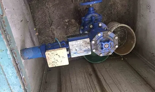 Tarlasından izinsiz geçirildiğini iddia ettiği sulama hattına yeniden zarar verdi