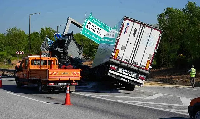 Edirne'de tır yön tabelasına çarptı: Sürücü yaralandı