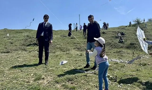 Bilecik'te gökyüzü uçurtmalar ile renklendi