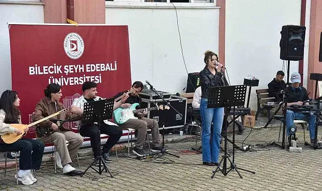 Bilecik'te öğrenciler kampüs konseriyle unutulmaz anlar yaşadı