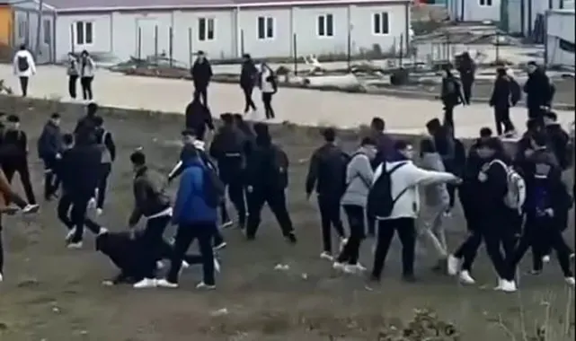 Okul önü savaş alanına döndü: Liseliler yumruk yumruğa kavga etti