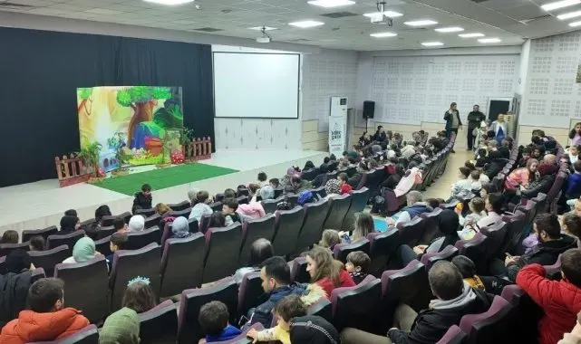 Kartepe'de çocuklar tiyatro oyunu ile eğlendi