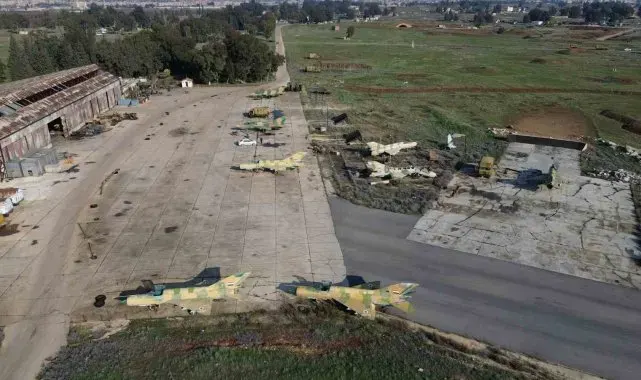 Hama Hava Üssü'nde Esad'ın saldırılarda kullandığı uçaklar görüntülendi
