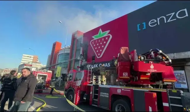 Çekmeköy'de mobilya mağazasında yangın: 1 kişi hastaneye kaldırıldı