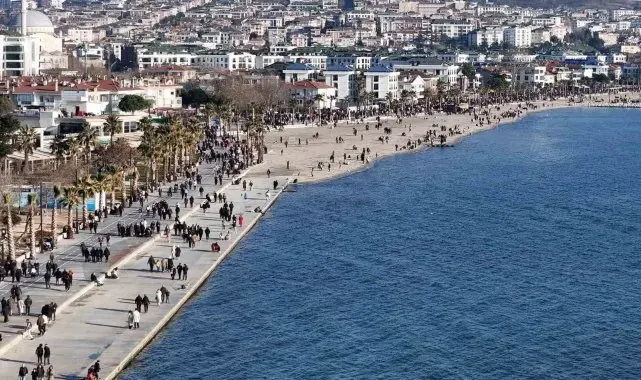 İstanbullular yılın ilk günü vatandaşlar Büyükçekmece sahillerine akın etti