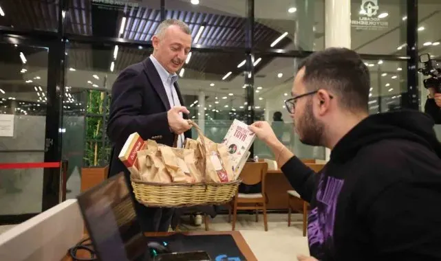 Yeni yıla kütüphanede giren öğrencilere kitap hediye edildi