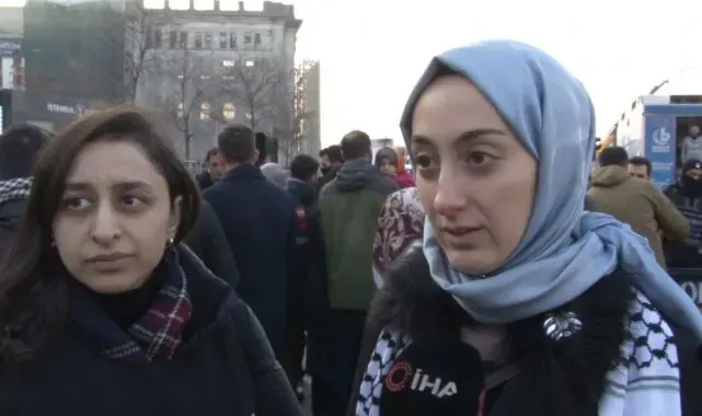 Yeni yılın ilk günü Galata Köprüsü'nde düzenlenen yürüyüşte vatandaşlardan Filistin'e destek mesajları