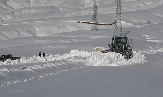 Muş'ta kar yağışı ve tipi nedeniyle kapanan köy yolları ulaşıma açıldı