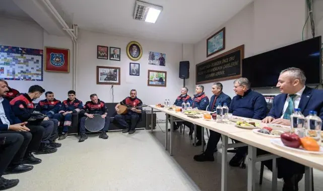 Başkan Tugay 2025'i nöbetteki itfaiyecilerle karşıladı