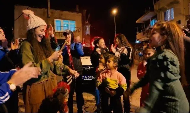 Çanakkale'de polislerden çocuklara yeni yıl sürprizi