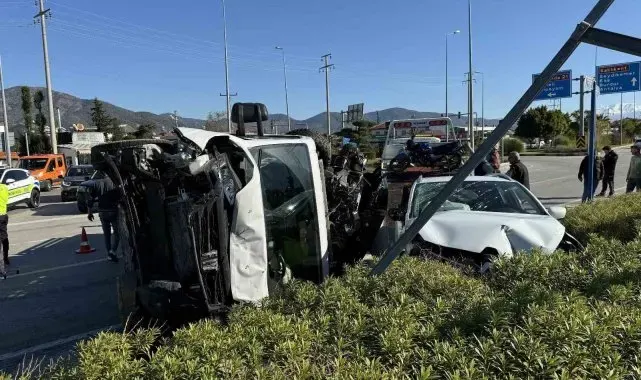Fethiye'de çekiciye çarpan otomobildeki üç kişi yaralandı