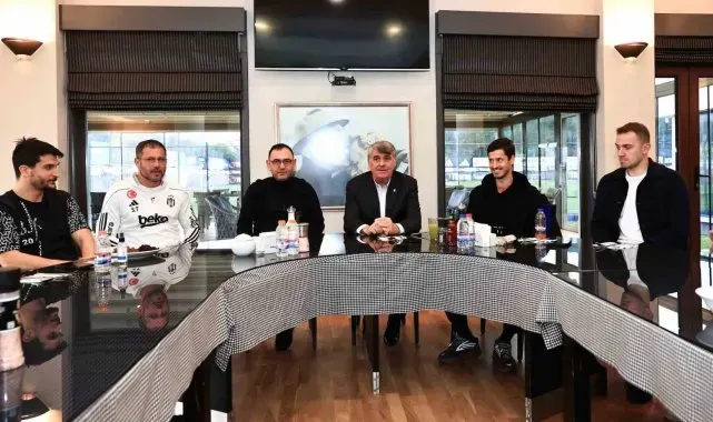 Beşiktaş'ta Başkan Serdal Adalı, Futbol A Takımı ile buluştu