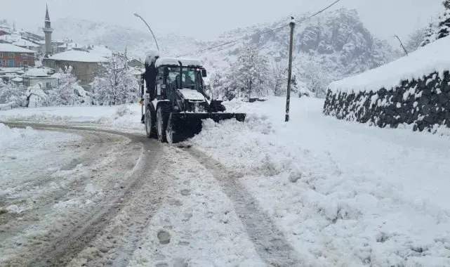 Kar kalınlığının yarım metreyi bulduğu bölgelerde mücadele sürüyor