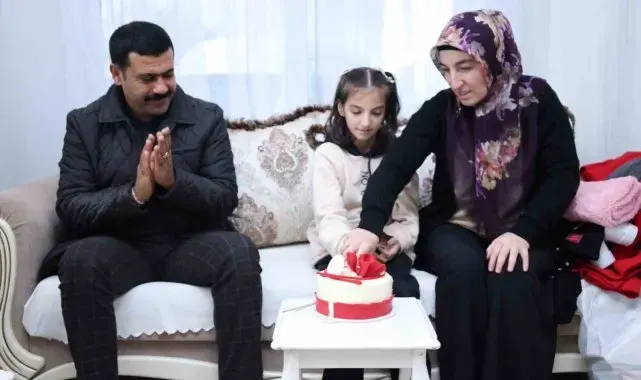 Depremde babasını, 2 kardeşini kaybeden ve 16 ameliyat geçirerek hayata tutunan Zümra'ya sürpriz doğum günü kutlaması