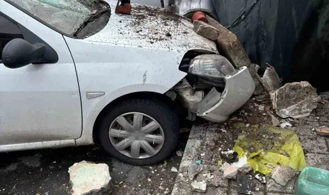 Sarıyer'de metruk binanın balkonu çöktü: İki araç hasar gördü