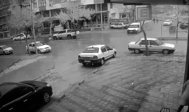 Otomobilin küçük kıza çarptığı kaza kamerada