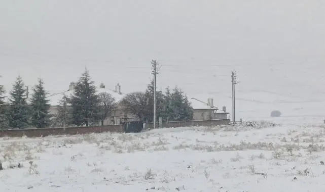 Konya'nın yüksek kesimlerinde kar yağışı etkili oluyor