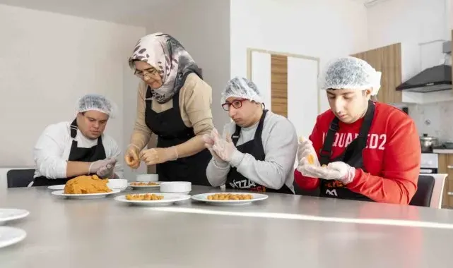 Özel bireyler, Mutfak Atölyesi'nde yemek pişirmeyi öğreniyor