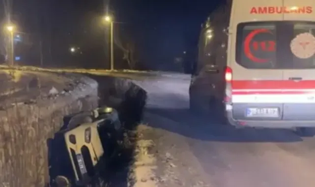 Yüksekova'da kaygan yolda kontrolden çıkan araç kanala uçtu: 3 yaralı