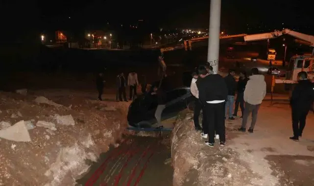 Çukura düşen otomobil vinç yardımıyla çıkarıldı