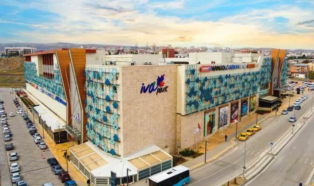 AVM'de karşılaştığı eski eşini bıçakladı