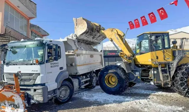 Başkale'de kar yığınları kamyonlarla ilçe dışına taşınıyor