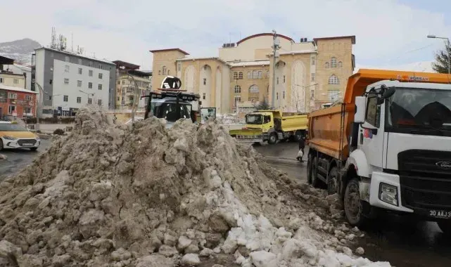 Hakkari'deki kar yığınları şehir dışına çıkarıldı