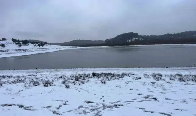 Kuraklıkla mücadele eden Buldan Yayla Gölü beyaza büründü