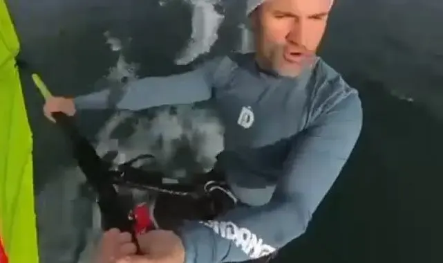 Buz gibi havada gölde sörf yaptı