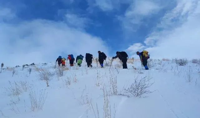 Van'da dağcılar 2 bin 800 rakımlı Hayal Dağı'na tırmandı