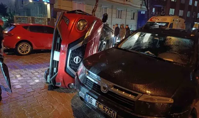 Bahçelievler'de önüne kedi çıkan sürücü iki araca çarptı