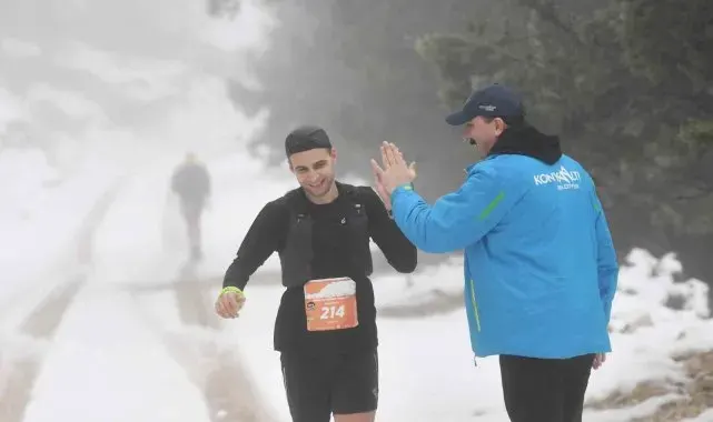 Konyaaltı'nı maviden beyaza koşarak keşfettiler